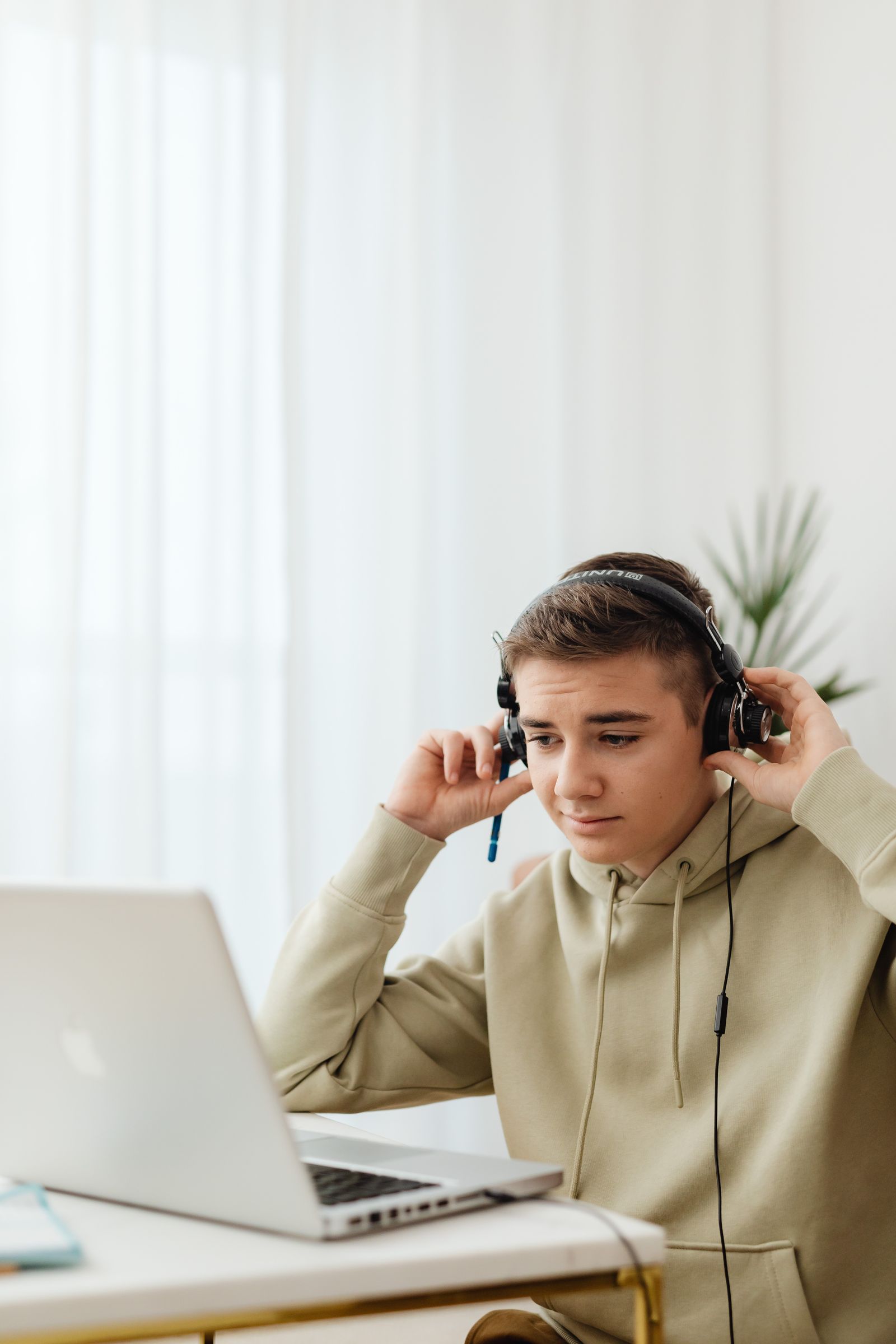 Joven estudiando con auriculares