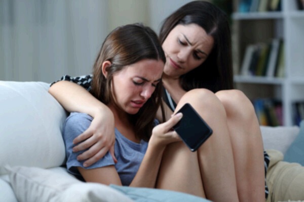Madre acompañando a su hija adolescente